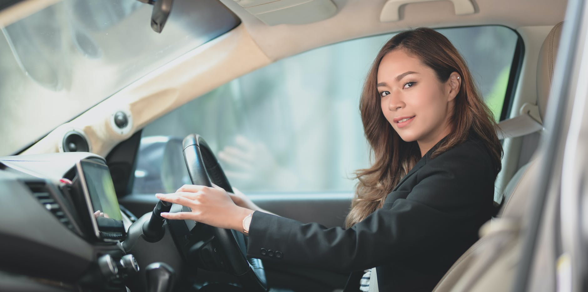 Вождение автомобиля первый. Уроки вождения. Машина для начинающего водителя женщины. Начинающий водитель женщина. Навыки вождения автомобиля.